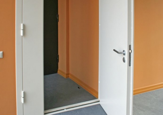 входная металлическая дверь с боковой фрамугой