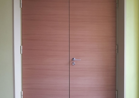 Двустворчатая металлическая дверь с покрытием из шпона натурального дуба