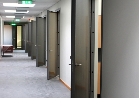 metal doors with enhanced sound insulation properties