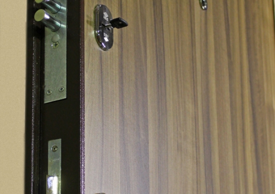 metāla durvis ar lamināta apdari