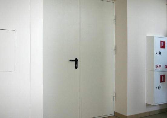 Double leaf fire door EI30